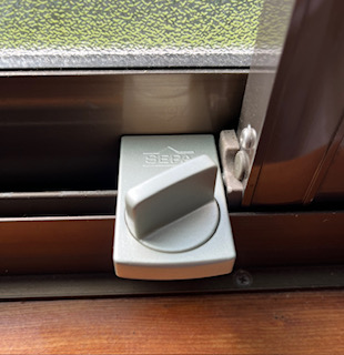 窓用エアコン(ウインドエアコン)を使用する際に補助鍵を使用した様子